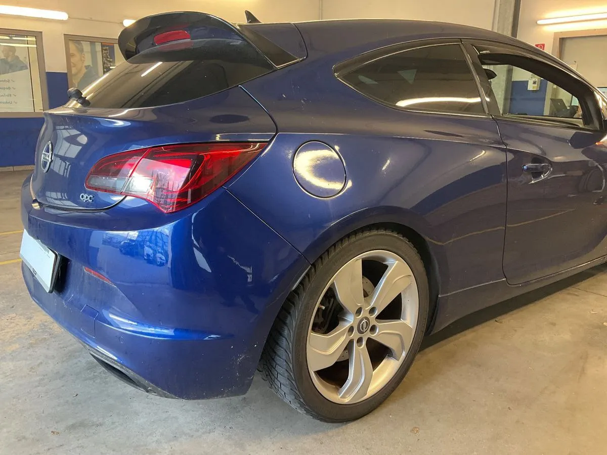 Opel Astra GTC 2.0 Turbo
