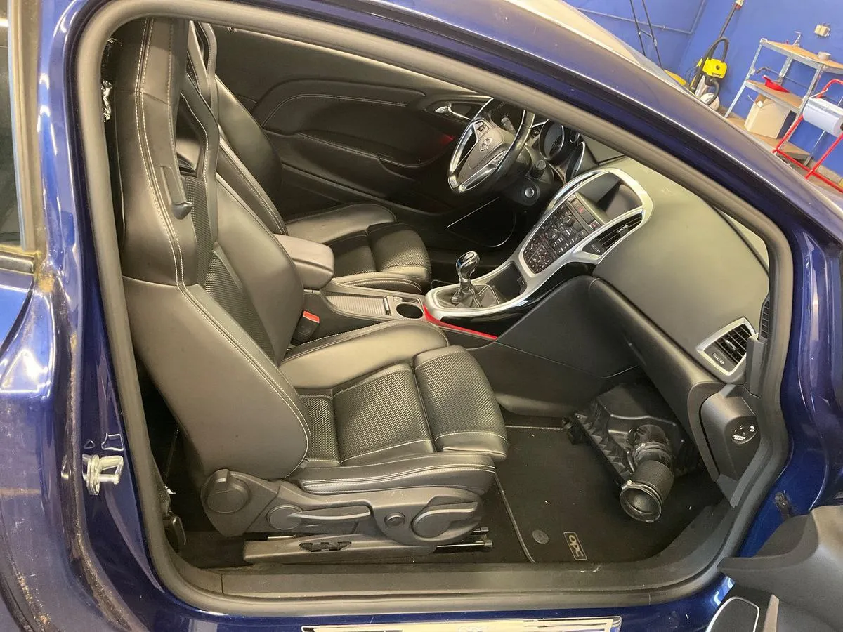 Opel Astra GTC 2.0 Turbo
